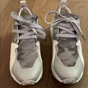 LIKE NEW! STEVE MADDEN WHITE/Grey Camo Sneakers S6